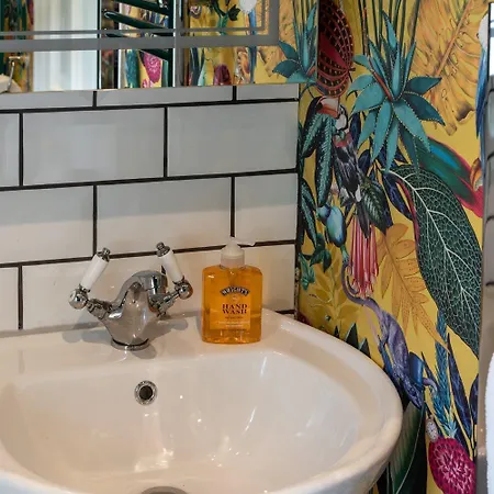 Holiday home Woodland House By Cliftonvalley Bristol