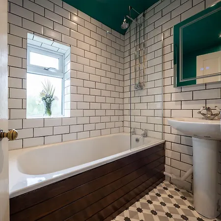 Woodland House By Cliftonvalley Holiday home Bristol